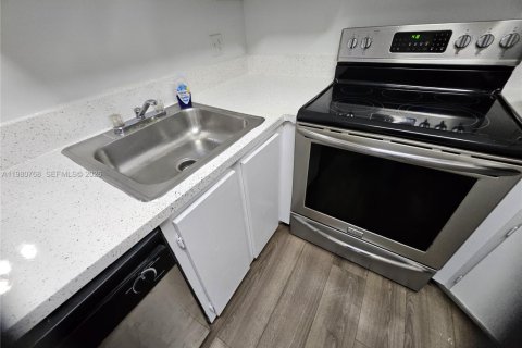 Снять в аренду кондоминиум в Окленд-Парк, Флорида 2 спальни, 82.68м2, № 2044026 - фото 11