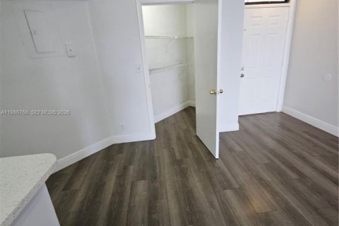 Снять в аренду кондоминиум в Окленд-Парк, Флорида 2 спальни, 82.68м2, № 2044026 - фото 15