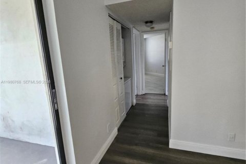 Снять в аренду кондоминиум в Окленд-Парк, Флорида 2 спальни, 82.68м2, № 2044026 - фото 21