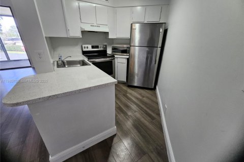 Снять в аренду кондоминиум в Окленд-Парк, Флорида 2 спальни, 82.68м2, № 2044026 - фото 7