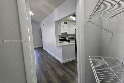 Снять в аренду кондоминиум в Окленд-Парк, Флорида 2 спальни, 82.68м2, № 2044026 - фото 17