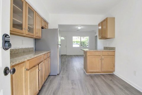 Commercial property in Miami Shores, Florida 262.17 sq.m. № 2090081 - photo 20