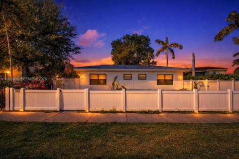 Commercial property in Miami Shores, Florida 262.17 sq.m. № 2090081