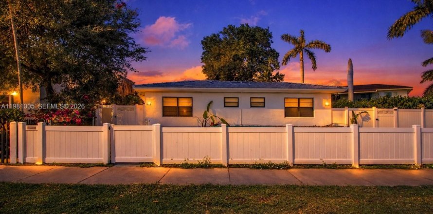 Commercial property in Miami Shores, Florida 262.17 sq.m. № 2090081