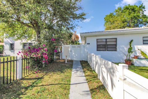 Commercial property in Miami Shores, Florida 262.17 sq.m. № 2090081 - photo 18