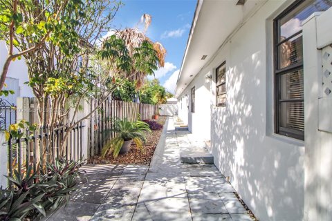 Commercial property in Miami Shores, Florida 262.17 sq.m. № 2090081 - photo 17