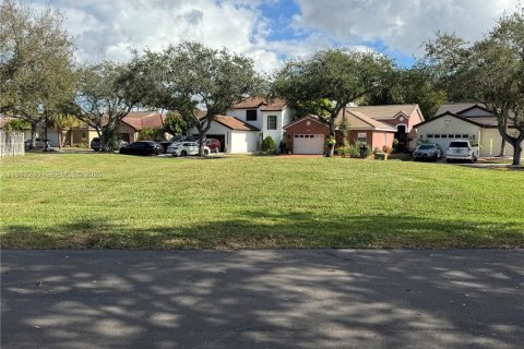 Villa ou maison à vendre à Hialeah, Floride: 4 chambres, 242.57 m2 № 1999363 - photo 5