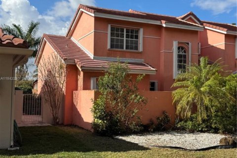 Villa ou maison à vendre à Hialeah, Floride: 4 chambres, 242.57 m2 № 1999363 - photo 2