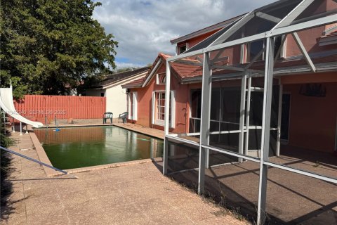 Villa ou maison à vendre à Hialeah, Floride: 4 chambres, 242.57 m2 № 1999363 - photo 9