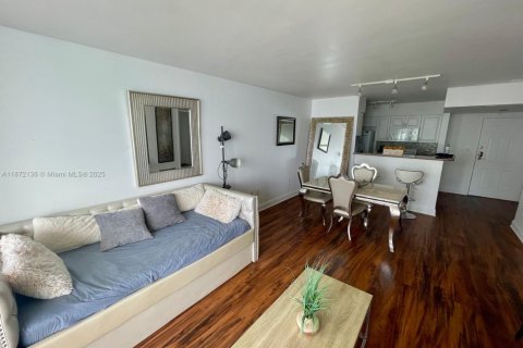 Condo in Miami, Florida, 1 bedroom № 1920337 - photo 5