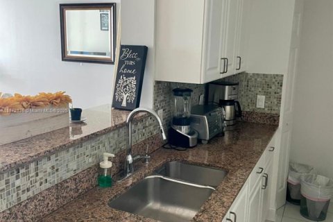 Condo in Miami, Florida, 1 bedroom № 1920337 - photo 11