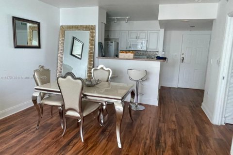 Condo in Miami, Florida, 1 bedroom № 1920337 - photo 4