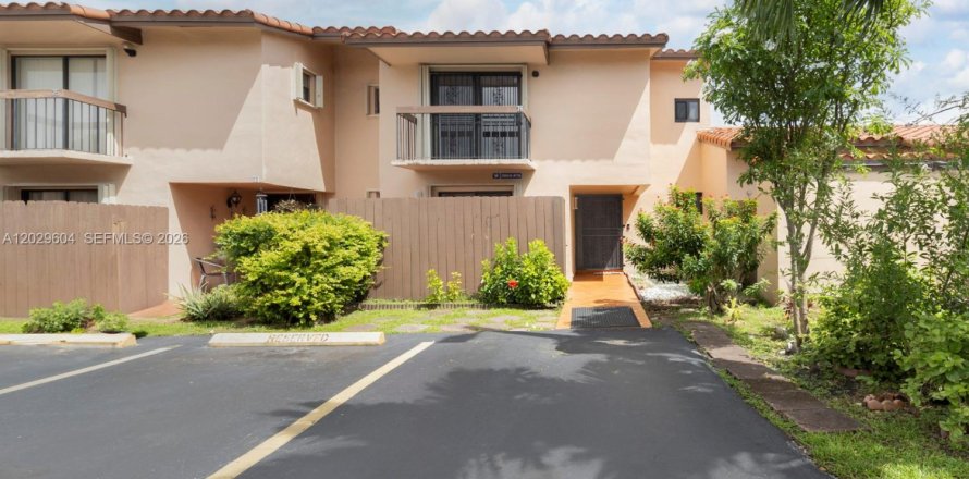Townhouse in Miami, Florida 3 bedrooms, 114.18 sq.m. № 2087316