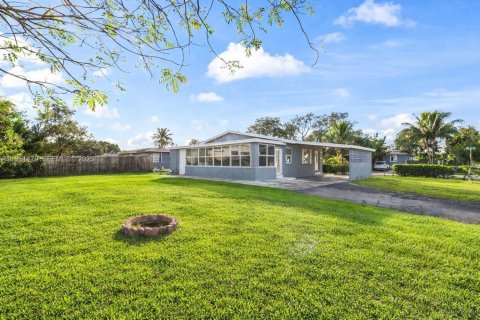 Купить виллу или дом в Вест-Парк, Флорида 3 спальни, 108.14м2, № 1991611 - фото 2