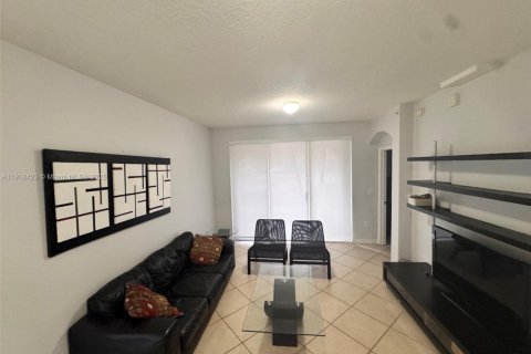Снять в аренду кондоминиум в Дорал, Флорида 3 спальни, 118.08м2, № 2017071 - фото 2