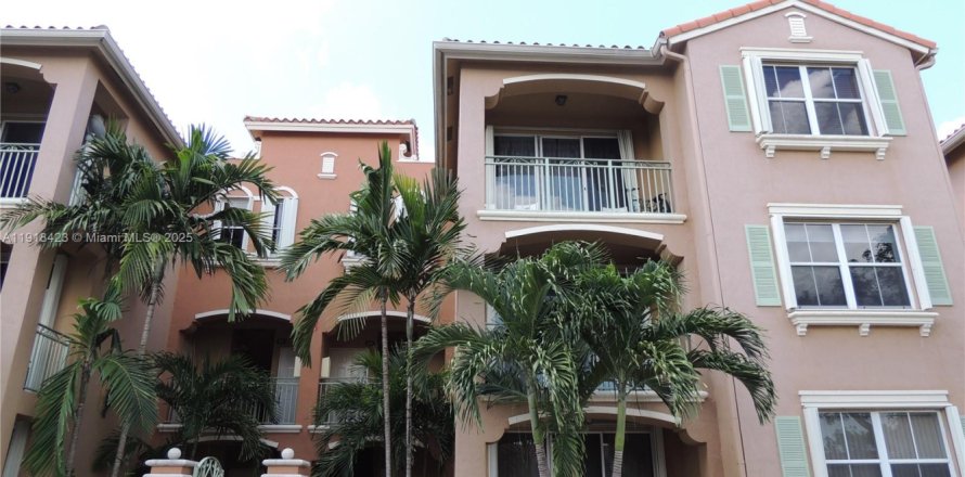 Кондоминиум с 3 спальнями в Дорал, Флорида № 2017071