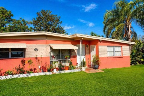 House in New Port Richey, Florida 2 bedrooms, 93.65 sq.m. № 2099130