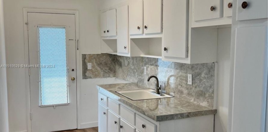 Кондоминиум с 1 спальней в Майами-Гарденс, Флорида № 1985554