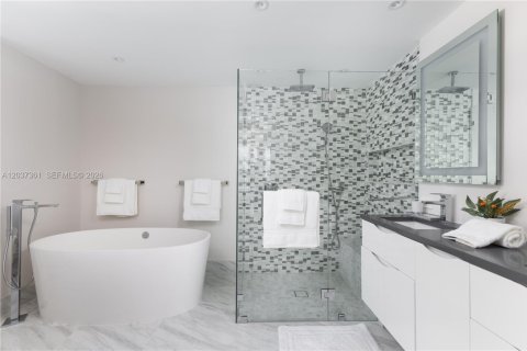 Condo in Miami Beach, Florida, 2 bedrooms  № 2086341 - photo 18