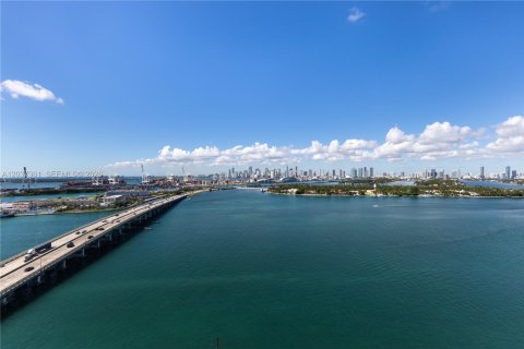 Condo in Miami Beach, Florida, 2 bedrooms  № 2086341 - photo 27