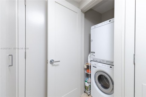 Condo in Miami Beach, Florida, 2 bedrooms  № 2086341 - photo 25