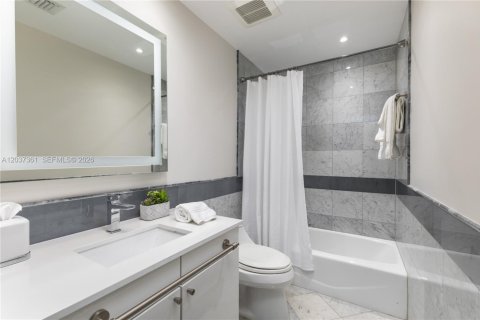 Condo in Miami Beach, Florida, 2 bedrooms  № 2086341 - photo 24