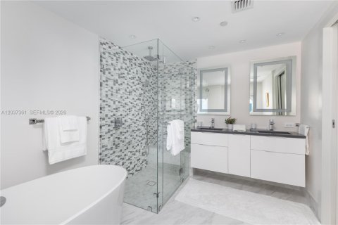 Condo in Miami Beach, Florida, 2 bedrooms  № 2086341 - photo 19
