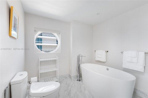 Condo in Miami Beach, Florida, 2 bedrooms  № 2086341 - photo 20