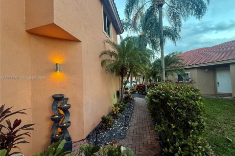 Townhouse in Coral Springs, Florida 3 bedrooms, 150.78 sq.m. № 2026631 - photo 3