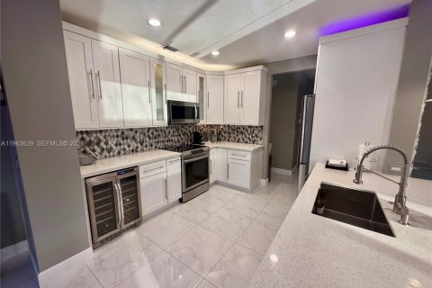 Townhouse in Coral Springs, Florida 3 bedrooms, 150.78 sq.m. № 2026631 - photo 19