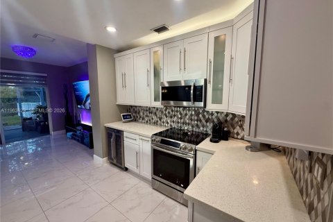 Townhouse in Coral Springs, Florida 3 bedrooms, 150.78 sq.m. № 2026631 - photo 20