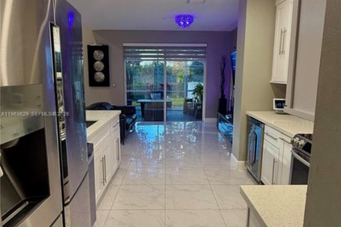 Townhouse in Coral Springs, Florida 3 bedrooms, 150.78 sq.m. № 2026631 - photo 21