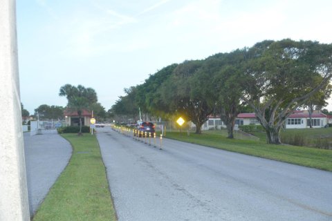 Condo in West Palm Beach, Florida, 2 bedrooms  № 1071188 - photo 1