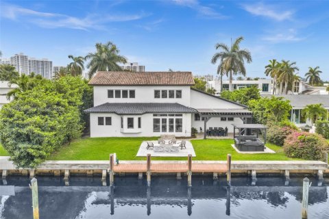 House in Hallandale Beach, Florida 7 bedrooms, 344.11 sq.m. № 2255658