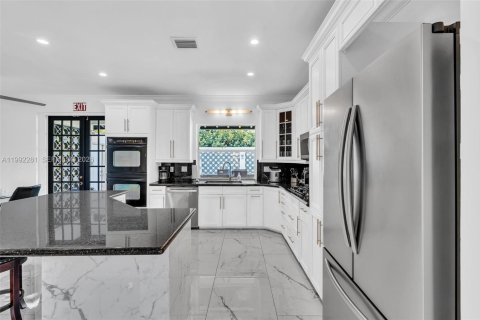 House in Hallandale Beach, Florida 7 bedrooms, 344.11 sq.m. № 2255658 - photo 17