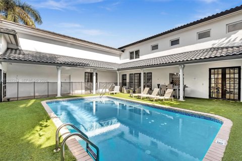 House in Hallandale Beach, Florida 7 bedrooms, 344.11 sq.m. № 2255658 - photo 29