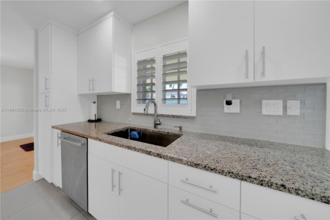 House in Miami, Florida 4 bedrooms, 140.47 sq.m. № 1891942 - photo 8