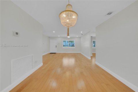 House in Miami, Florida 4 bedrooms, 140.47 sq.m. № 1891942 - photo 24