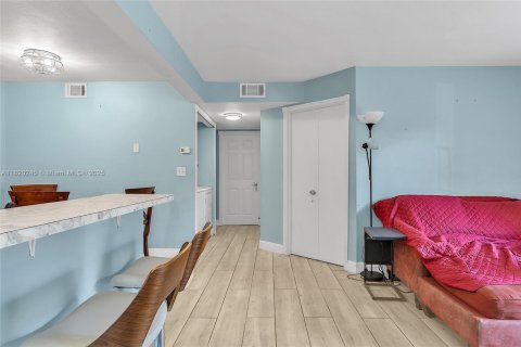 Condo in Pembroke Pines, Florida, 2 bedrooms  № 1779552 - photo 2
