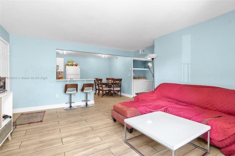 Condo in Pembroke Pines, Florida, 2 bedrooms  № 1779552 - photo 15