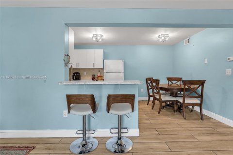 Condo in Pembroke Pines, Florida, 2 bedrooms  № 1779552 - photo 9