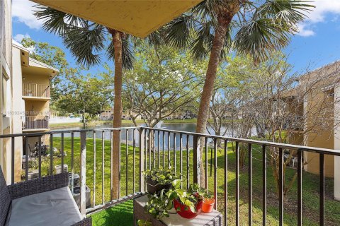 Condo in Pembroke Pines, Florida, 2 bedrooms  № 1779552 - photo 25