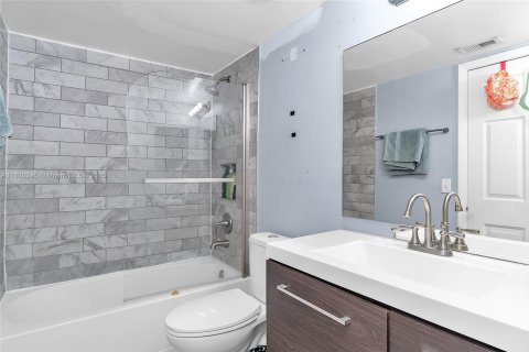 Condo in Pembroke Pines, Florida, 2 bedrooms  № 1779552 - photo 22