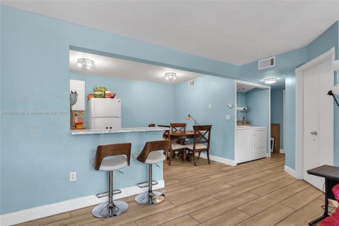 Condo in Pembroke Pines, Florida, 2 bedrooms  № 1779552 - photo 10