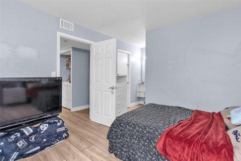 Condo in Pembroke Pines, Florida, 2 bedrooms  № 1779552 - photo 20