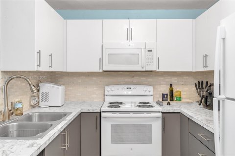 Condo in Pembroke Pines, Florida, 2 bedrooms  № 1779552 - photo 4
