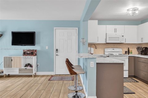 Condo in Pembroke Pines, Florida, 2 bedrooms  № 1779552 - photo 6