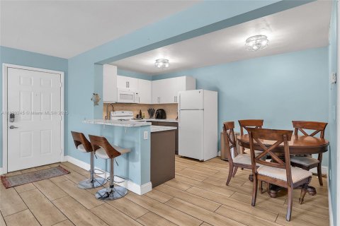 Condo in Pembroke Pines, Florida, 2 bedrooms  № 1779552 - photo 7