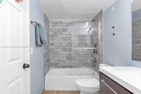 Condo in Pembroke Pines, Florida, 2 bedrooms  № 1779552 - photo 21
