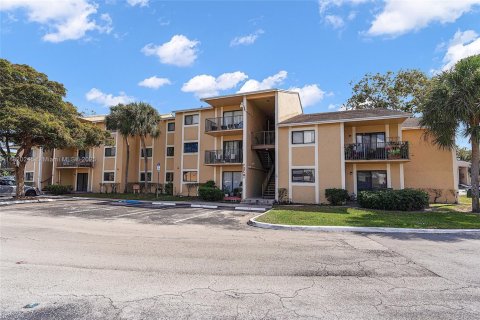 Condo in Pembroke Pines, Florida, 2 bedrooms  № 1779552 - photo 1